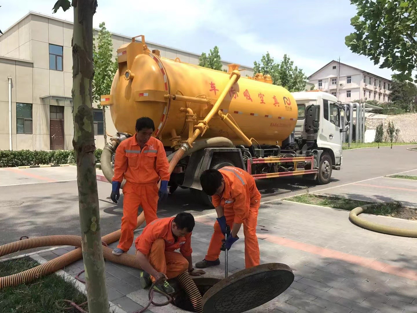 芙蓉管道疏通车停在窨井附近