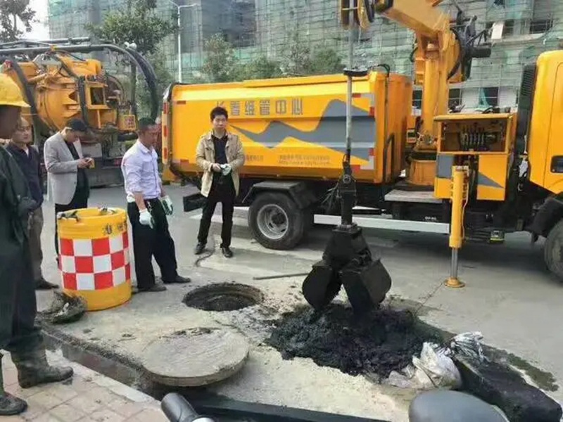 芙蓉街道：网格员化身“清道夫”，为民解忧疏通“堵心”化粪池
