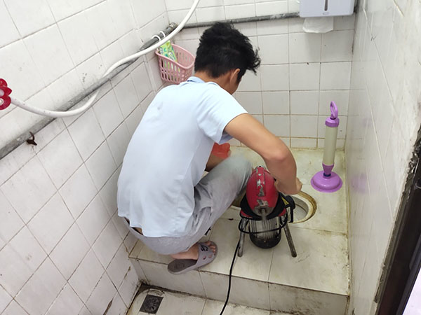 芙蓉肥皂掉到马桶里把马桶堵住了怎么办？马桶堵住了怎么办